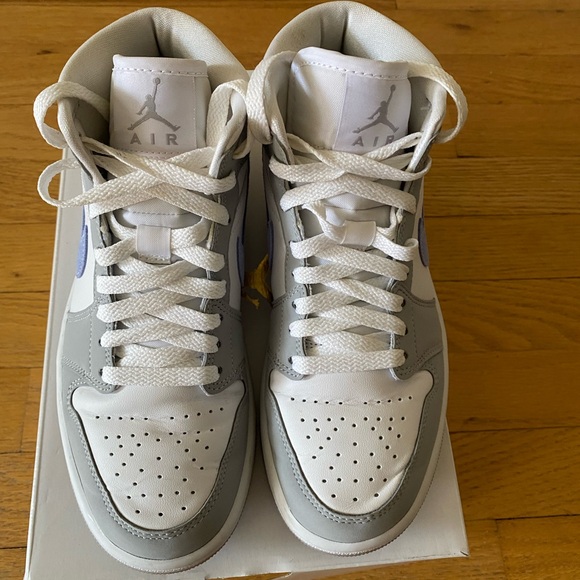 Air Jordan 1 Mid - Picture 2 of 5